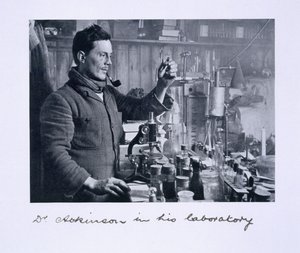 Dr. Atkinson nel suo laboratorio, da 